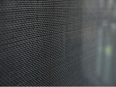 Moustiquaire de fenêtre enroulable verticale sur mesure Saga