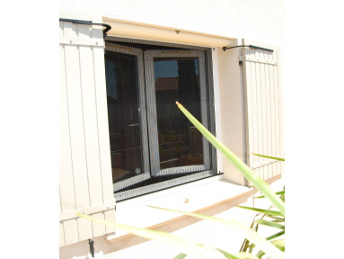 Moustiquaire de fenêtre enroulable verticale sur mesure Saga