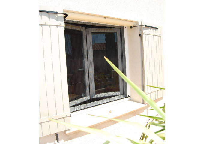 Moustiquaire de fenêtre enroulable verticale sur mesure Saga