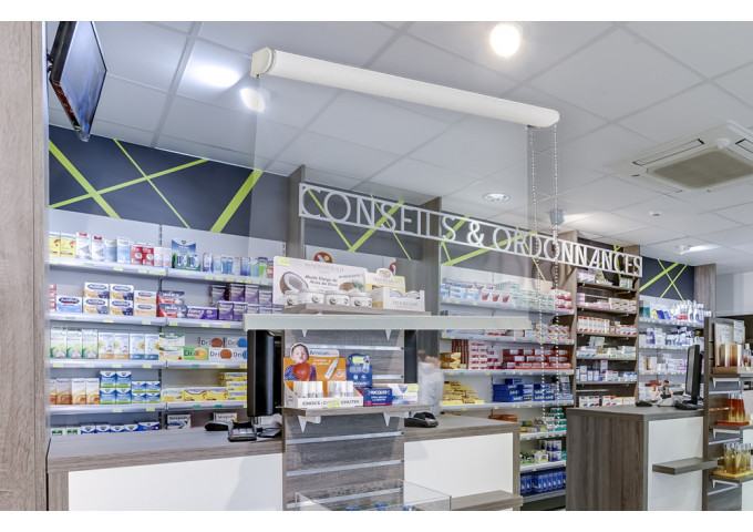Protection comptoir avec store enrouleur en toile transparente cristal - Spécial COVID 19