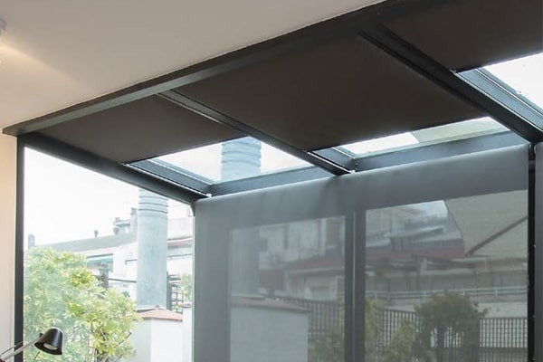 Les stores pour protéger une fenêtre de toit de la lumière