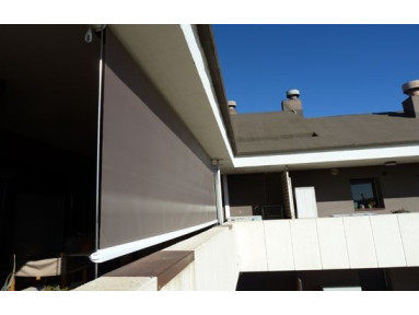 Store extérieur vertical avec tiges toile PVC microperforée Sunworker