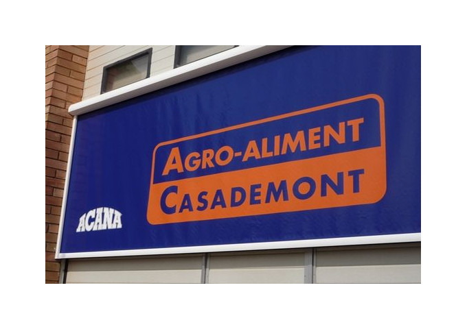 Store extérieur vertical coulissant avec guide ZIP et semi coffre