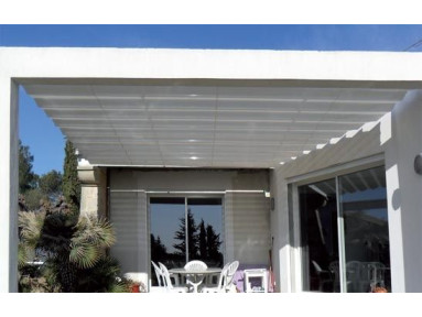 Pergola coulissante Mexico fixation de mur à mur avec toile PVC micro-perforée Soltis rétractable et lambrequin