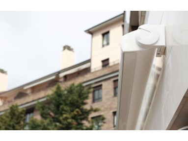 Store banne coffre Olinda à bras invisibles toile micro-perforée PVC Sunworker Dickson avec lambrequin