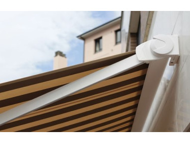Store banne coffre Olinda à bras invisibles toile micro-perforée PVC Sunworker Dickson avec lambrequin