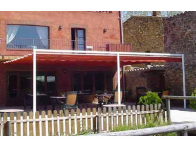 Pergola coulissante Mexico fixation de mur à piliers avec toile micro-perforée Sunworker Dickson