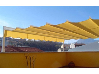 Pergola coulissante Mexico fixation de mur à piliers avec toile micro-perforée Soltis
