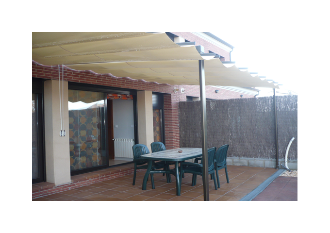 Pergola coulissante avec toile micro-perforée PVC Sunworker Dickson rétractable Cancun de mur à piliers