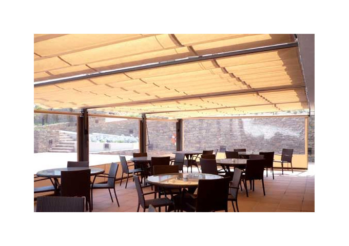 Pergola coulissante avec toile micro-perforée PVC Sunworker Dickson rétractable Cancun de mur à piliers