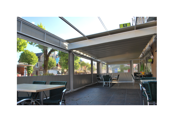 Pergola coulissante avec toile micro-perforée PVC Sunworker Dickson rétractable Cancun de mur à piliers