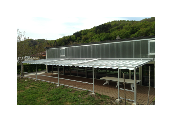 Pergola coulissante avec toile micro-perforée PVC Sunworker Dickson rétractable Cancun de mur à piliers