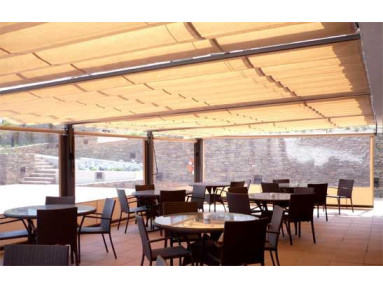 Pergola coulissante avec toile micro-perforée PVC Soltis rétractable Cancun de mur à piliers