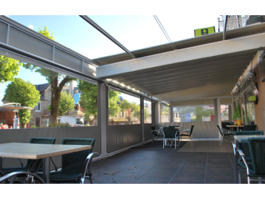 Pergola coulissante avec toile micro-perforée PVC Soltis rétractable Cancun de mur à piliers
