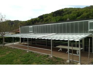 Pergola coulissante avec toile micro-perforée PVC Soltis rétractable Cancun de mur à piliers