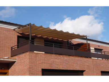 Pergola coulissante avec toile micro-perforée PVC Soltis rétractable Cancun de mur à piliers