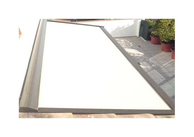 Store véranda avec système de guidage par cordes toile micro-perforée Sunworker Dickson