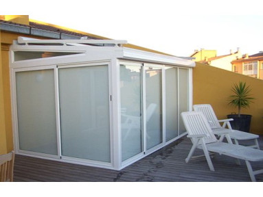 Store véranda avec système de guidage par cordes toile micro-perforée Sunworker Dickson