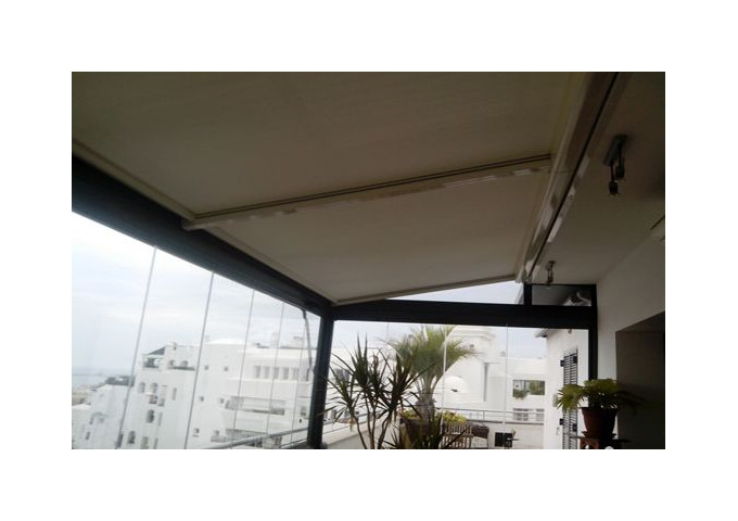 Store véranda avec système de guidage par cordes toile micro-perforée Sunworker Dickson