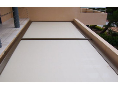 Store véranda avec système de guidage par cordes toile micro-perforée Soltis