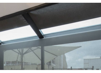 Store enrouleur de plafond sous-toiture Cléa toile tamisante norme feu M1