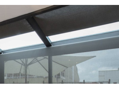 Store enrouleur de plafond sous-toiture Cléa toile tamisante norme feu M1