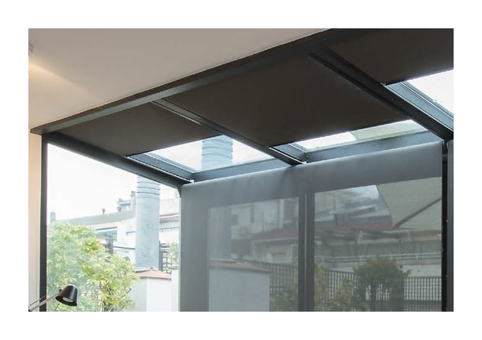 Store enrouleur de plafond sous-toiture Cléa toile tamisante norme feu M1