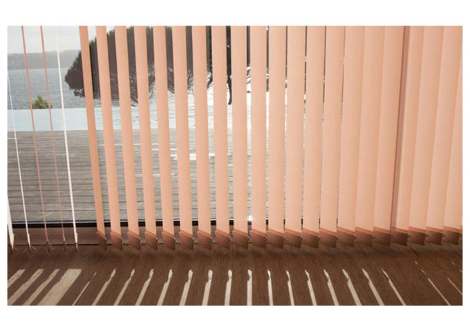 Store californien avec bandes de 89 mm avec toile Skyline ignis norme feu M1 tamisant à 4% Store californien avec bandes de 89 mm avec toile Skyline ignis norme feu M1 tamisant à 4%