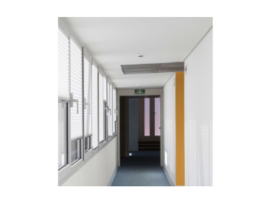 Store plissé pour fenêtre classique à tombée verticale toile norme feu M1