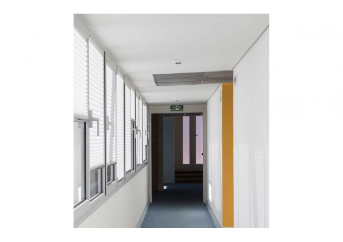 Store plissé pour fenêtre classique à tombée verticale toile norme feu M1