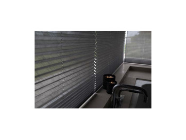 Store plissé pour fenêtre classique à tombée verticale toile norme feu M1