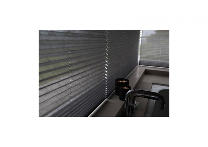 Store plissé pour fenêtre classique à tombée verticale toile norme feu M1