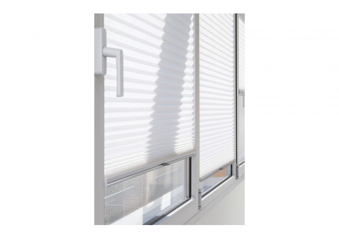 Store plissé pour fenêtre classique avec inclinaison possible à 15% max toile norme feu M1