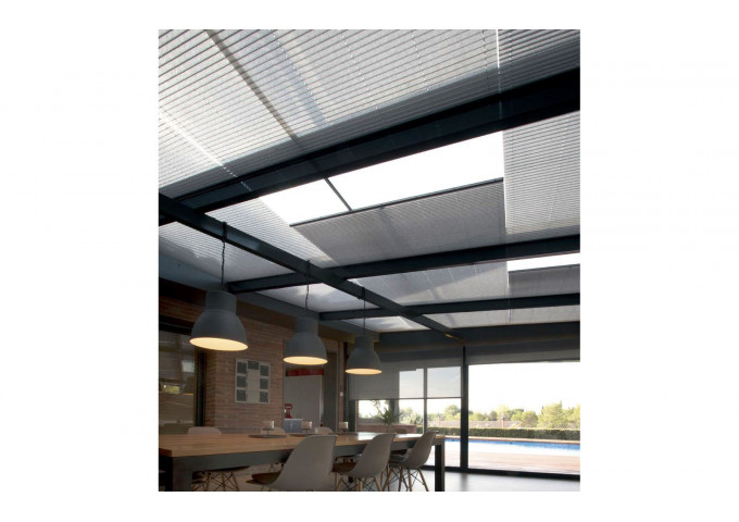 Store plissé pour fenêtre lucarne et fenêtre horizontale avec inclinaison possible à 90° max toile norme feu M1