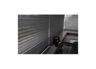 Store plissé pour fenêtre sous-toiture avec inclinaison possible à 60° max toile norme feu M1