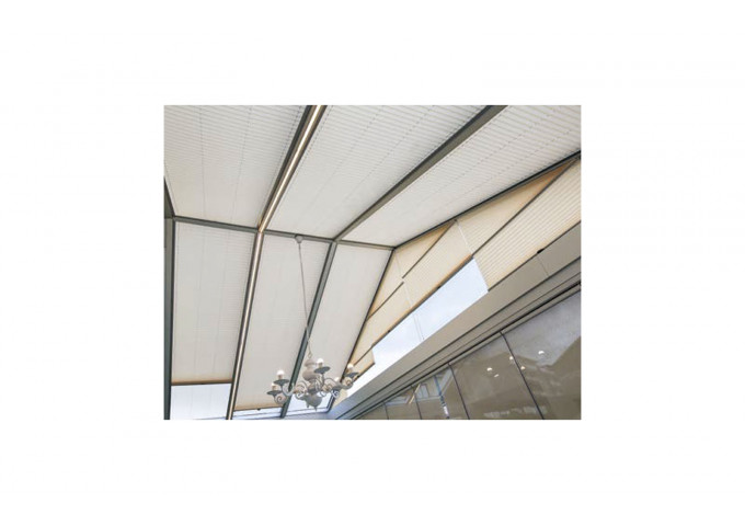 Store plissé pour fenêtre sous-toiture avec inclinaison possible à 60° max toile norme feu M1