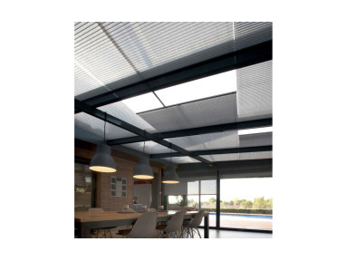 Store plissé pour fenêtre sous-toiture avec inclinaison possible à 60° max toile norme feu M1