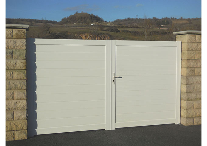 Portail Laverune PVC avec cadre en aluminium hauteur 1,3 mètres
