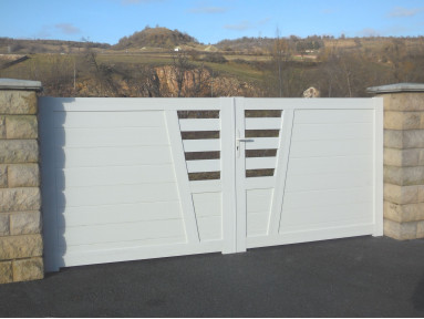Portail Nizas en PVC avec cadre en aluminium hauteur 1,3 mètres