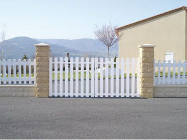 Portail Le bosc PVC avec cadre en aluminium hauteur 1,3 mètres