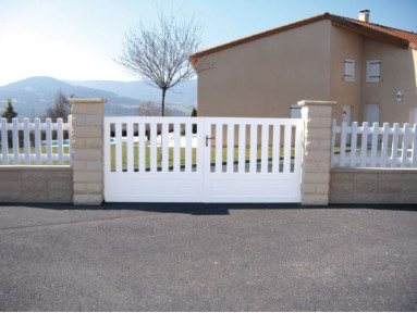 Portail Prémian en PVC cadre en aluminium hauteur 1,3 mètres