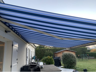 Occasion Store banne Corfou avec toile à rayures bleues