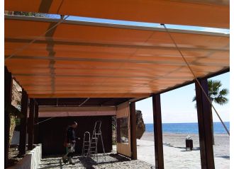 Pergola coulissante Cancun avec toile micro-perforée PVC Sunworker Dickson de mur à mur
