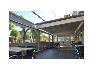 Pergola coulissante Cancun avec toile micro-perforée PVC Sunworker Dickson de mur à mur