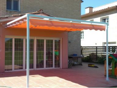 Pergola coulissante Mexico fixation de mur à piliers avec toile rétractable et lambrequin