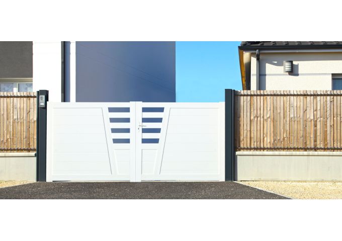 Portail Nizas en PVC avec cadre en aluminium hauteur 1,3 mètres