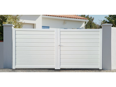 Portail Auréal battant 2 vantaux PVC avec cadre alu hauteur 1,55 mètres