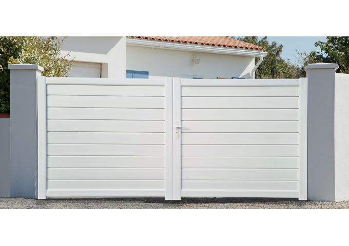 Portail Auréal battant 2 vantaux PVC avec cadre alu hauteur 1,55 mètres