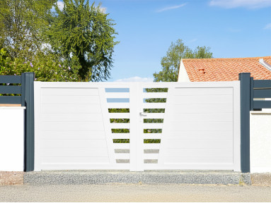 Portail battant 2 vantaux Crespian en PVC avec cadre en aluminium