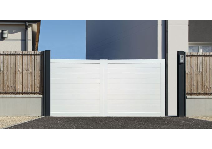 Portail coulissant Laverune PVC avec cadre en aluminium Portail coulissant Laverune PVC avec cadre en aluminium
